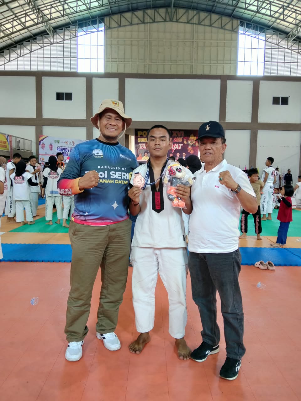 Ketua Cabor Tarung Derajat Dr. Yusnen,M.Si,.M.Si foto bersama Febrian Anggara dan tim. (chandra antoni)